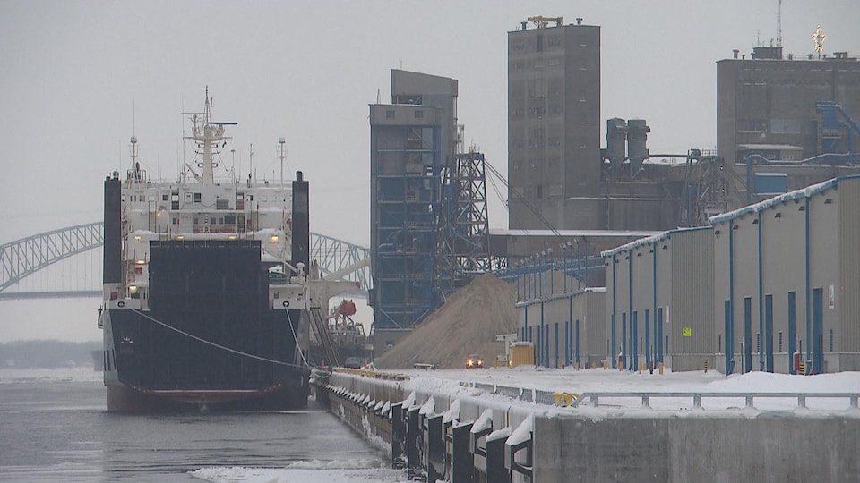Le Lowlands Opal est le premier bateau à accoster au port de Trois-Rivières en 2018.