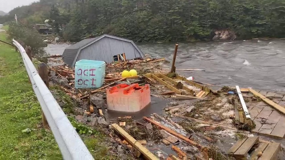 Une habitation complètement détruite est partiellement submergée.