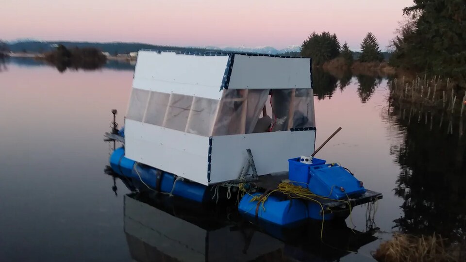 Un bateau en matière recyclée sur l'eau.