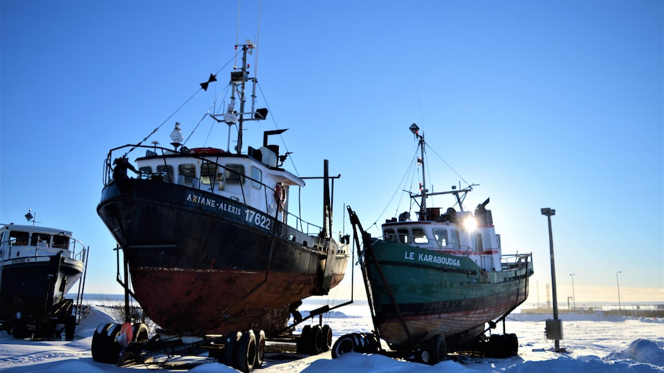 Deux bateaux hivernisés à Carleton-sur-Mer