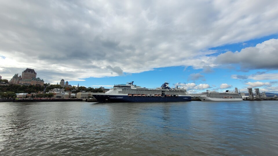 Un bateau de croisière dans le Port de Québec à l'automne 2022.