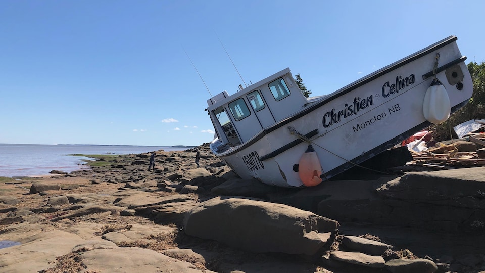 Un bateau échoué à Petit-Cap après la tempête. 