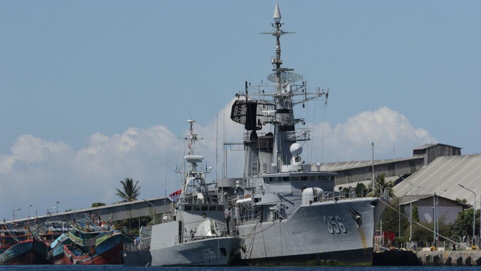 Des navires amarrés dans un port.