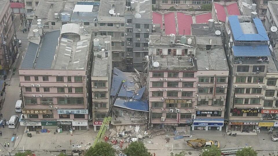 Vue aérienne d'un immeuble résidentiel qui s'est effondré vendredi à Changsha, en Chine centrale.