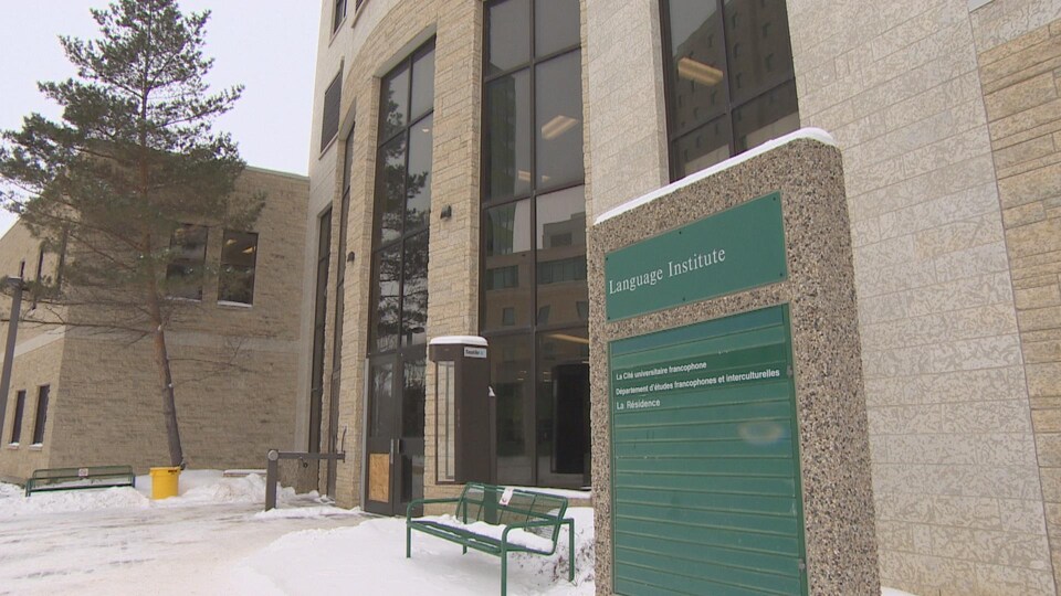 L'édifice du Language Institute en temps de neige avec les informations montrant qu'il abrite la Cité universitaire francophone.