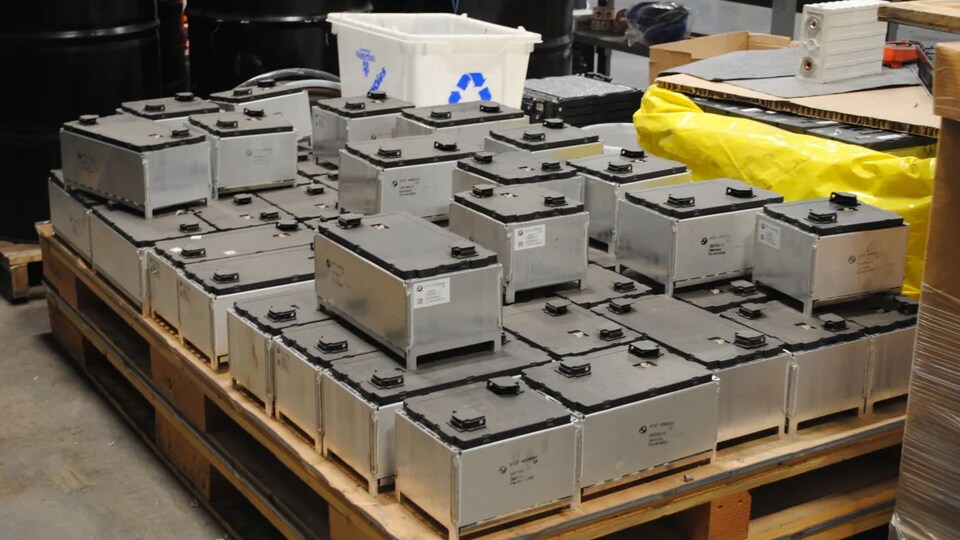 Des batteries de voitures électriques attendent d'être recyclées chez Lithion Recycling à l'extérieur de Montréal. 
