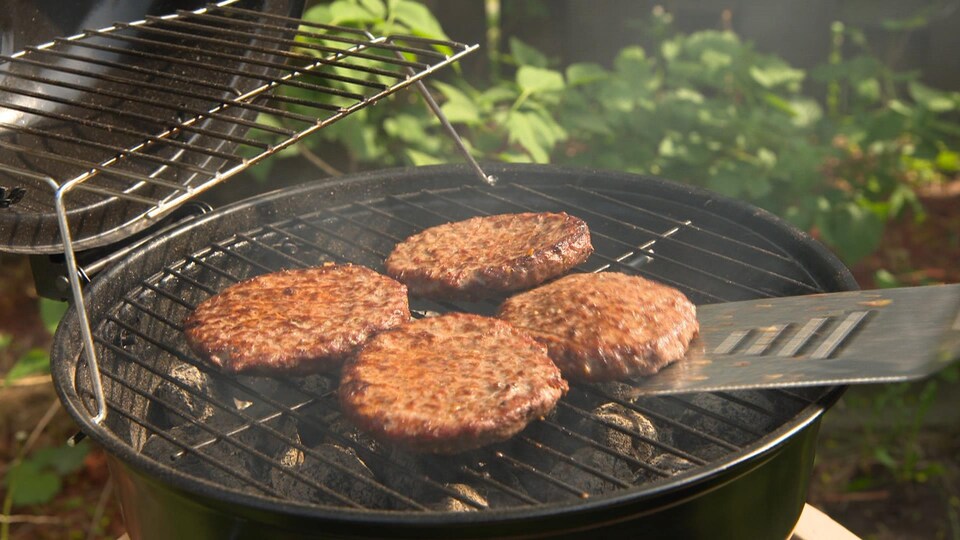 Des boulettes de viande sur le grill