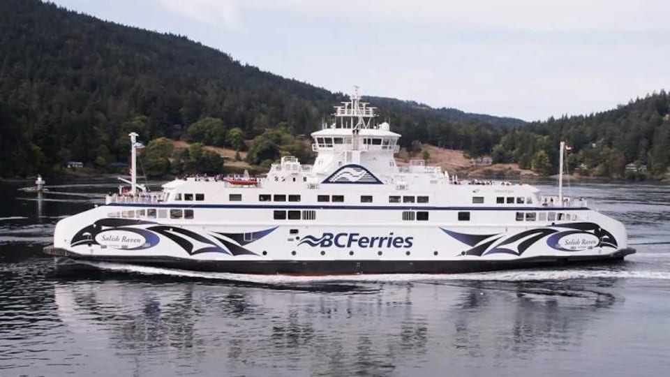 Un traversier de BC Ferries sur l'eau.