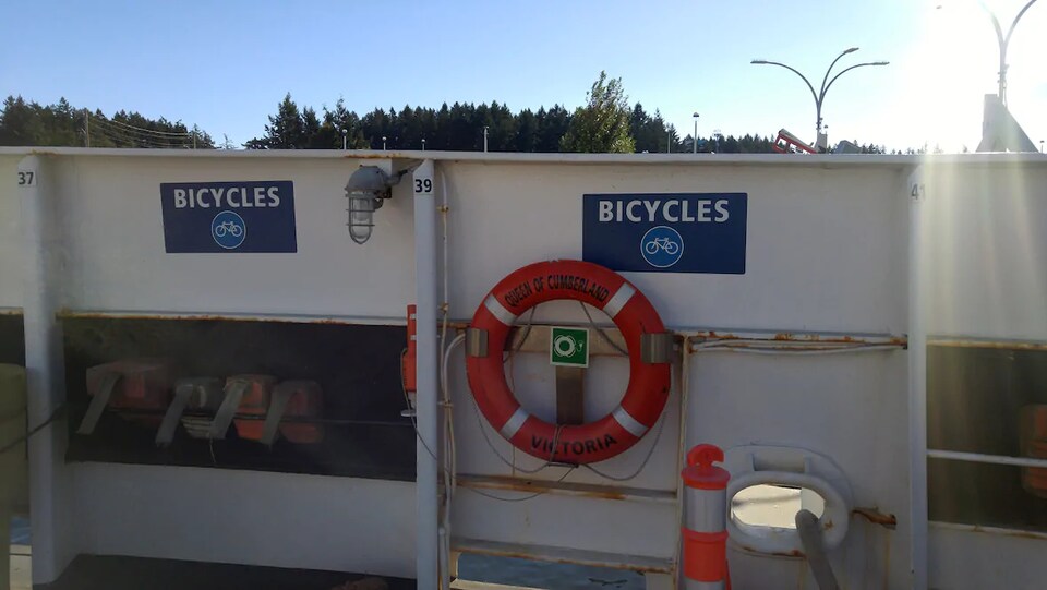 Une affiche où est écrit bicycles est posée près d'une bouée de sauvetage.
