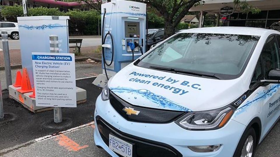 Une voiture électrique recharge sa batterie.à une borne installé à Horseshoe Bay