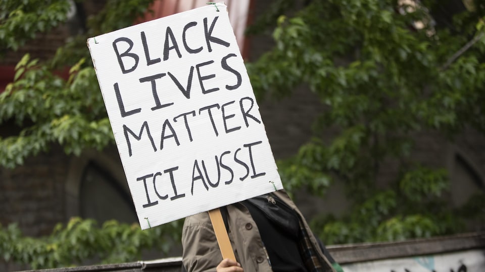Une pancarte sur laquelle est écrit : Black lives matter ici aussi
