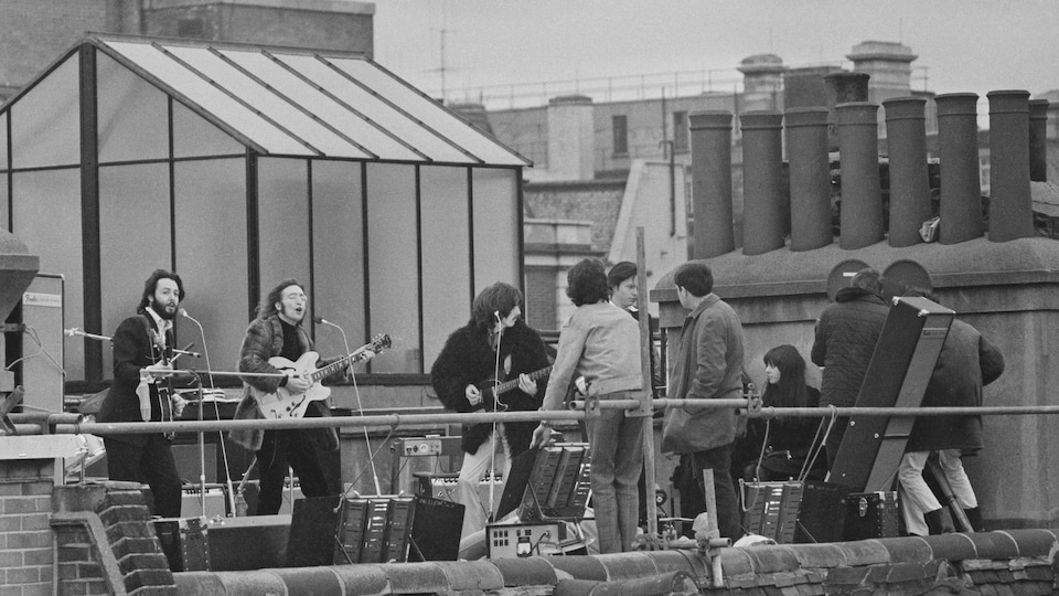 Les Beatles offrent un spectacle sur le toit d'un immeuble à Londres. 