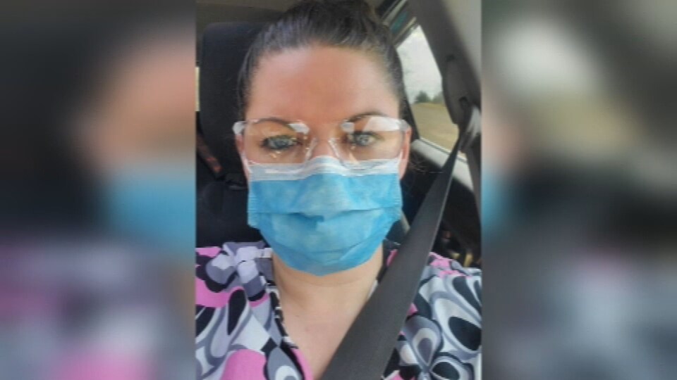 Kristen Beaton porte un masque médical en conduisant une automobile.