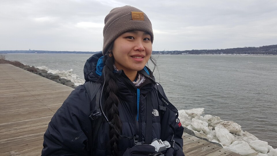 La globe-trotteuse écoresponsable Béatrice Vu près du fleuve Saint-Laurent, pratiquement libre de glace.