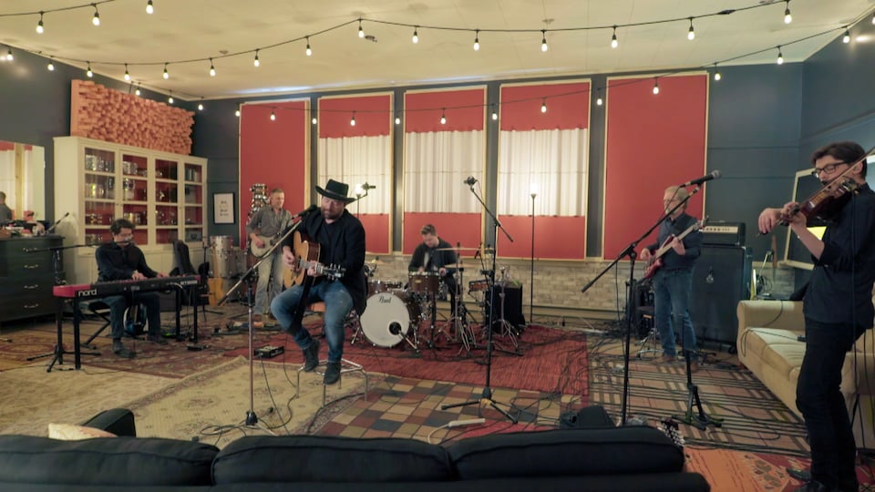 Un groupe joue de la musique dans un studio.