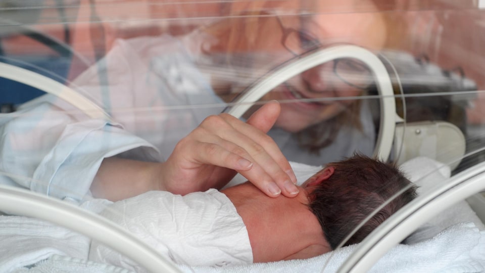Un bébé prématuré dans un incubateur.
