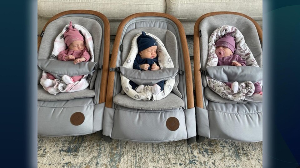 Trois jeunes bébés sont dans des berceaux.
