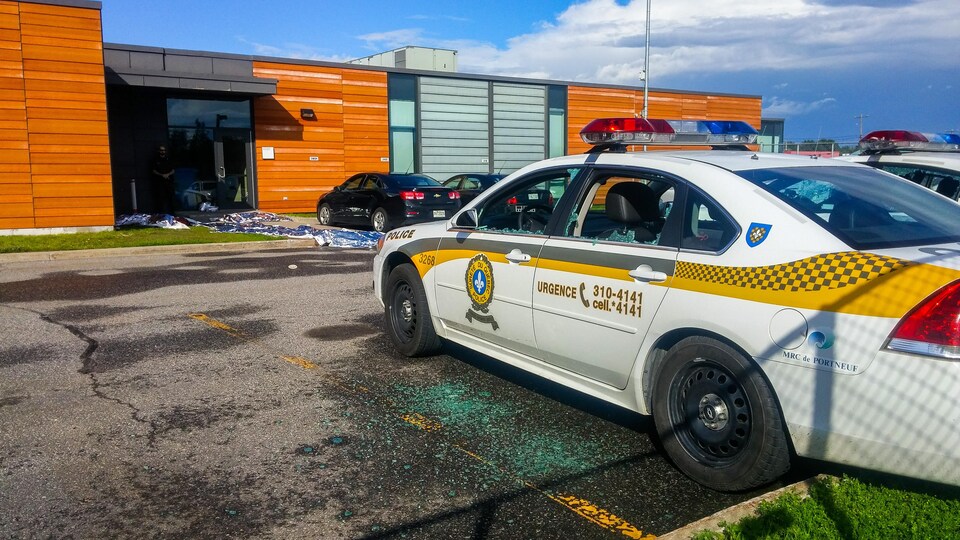 Des voitures de patrouille de la SQ vandalisées au poste de Pont-Rouge, dans Portneuf