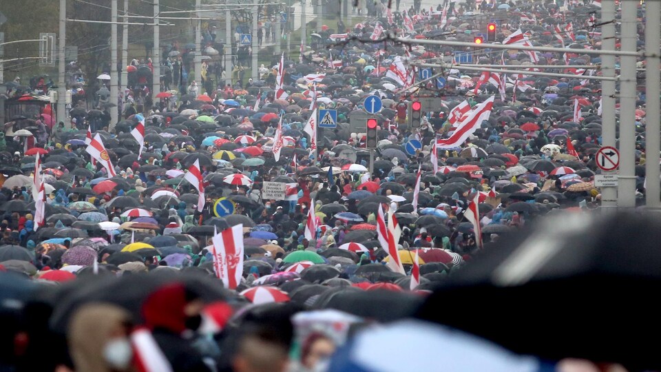 Une foule immense dans les rues de Minsk.