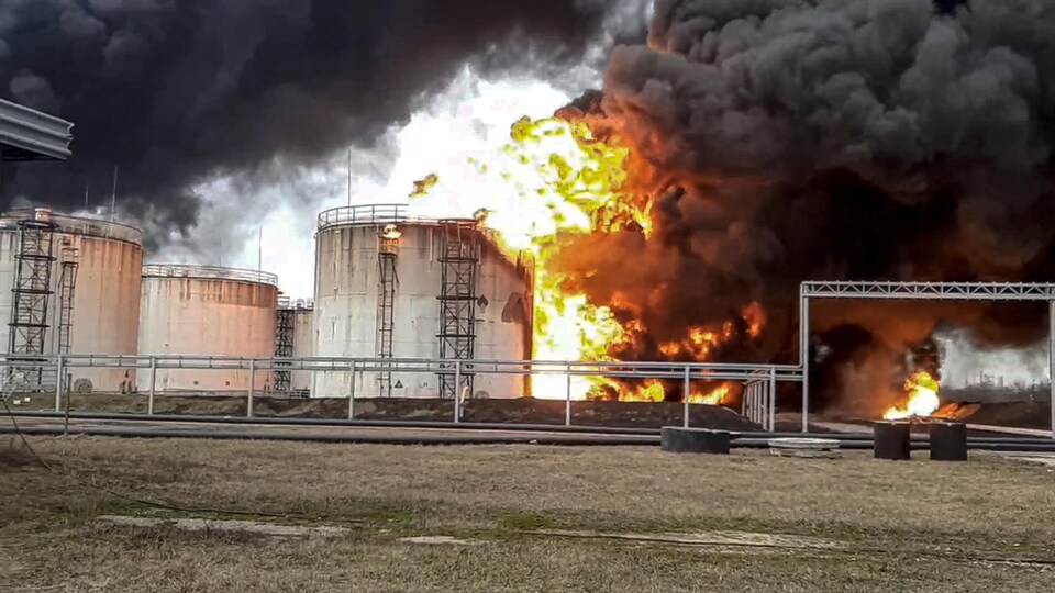 Le dépôt pétrolier de Belgorod en feu.