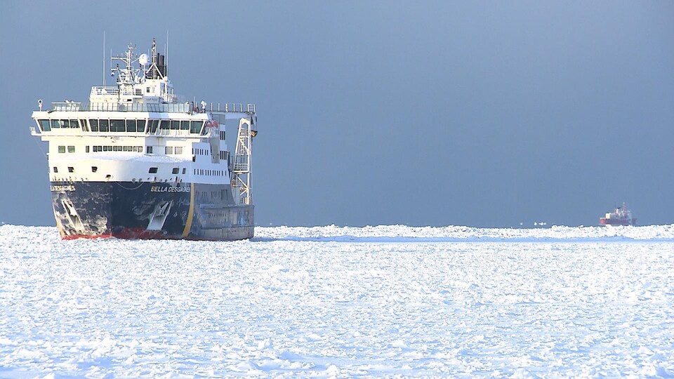 Le Bella Desgagnés navigue dans la glace.