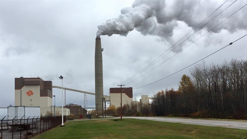 La cheminée de la centrale dégage un épais panache de vapeur.