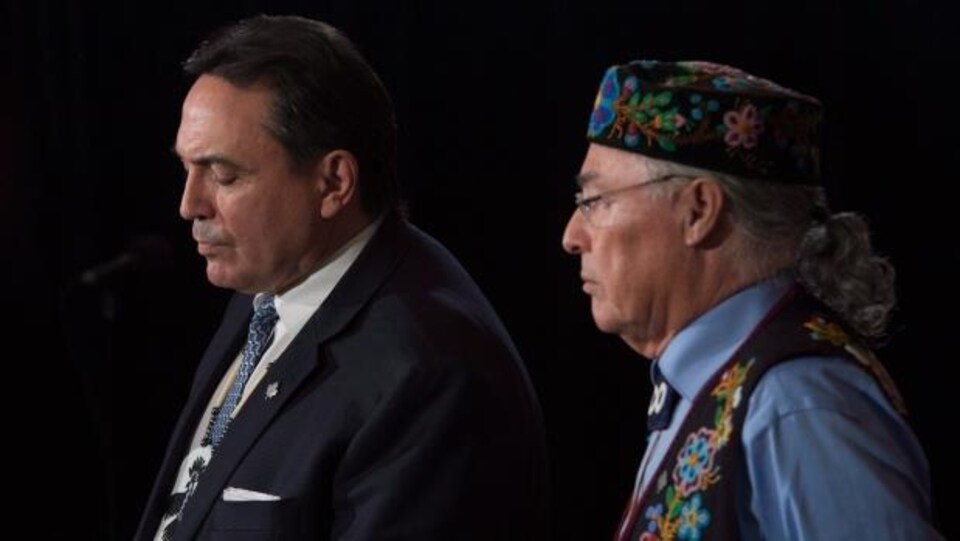 À gauche, Perry Bellegarde de l'APN et Clément Chartier président du Conseil national des Métis. 
