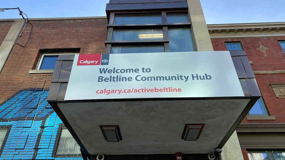 Des fenêtres et l'entrée principale du centre communautaire Beltline.