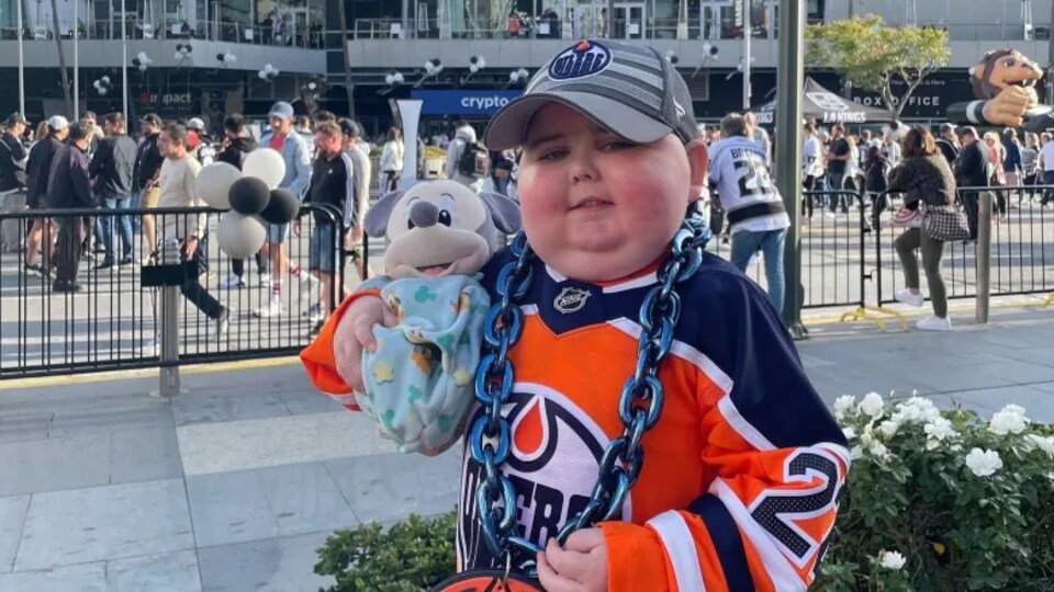 Un garçon qui porte le chandail des Oilers.