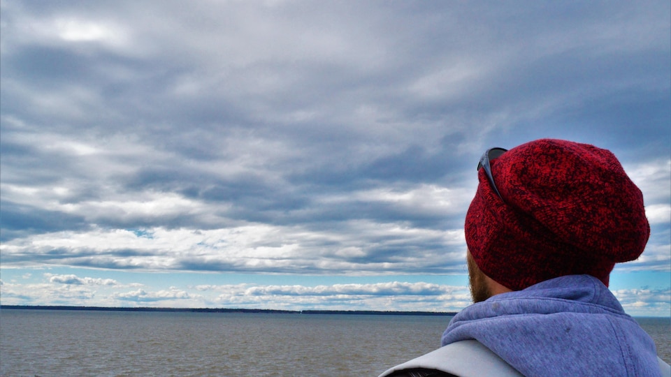 Un homme de dos le regard porter vers l'horizon