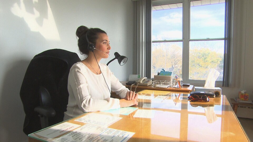 Une bénévole de Tel-Écoute Trois-Rivières prend les appels.