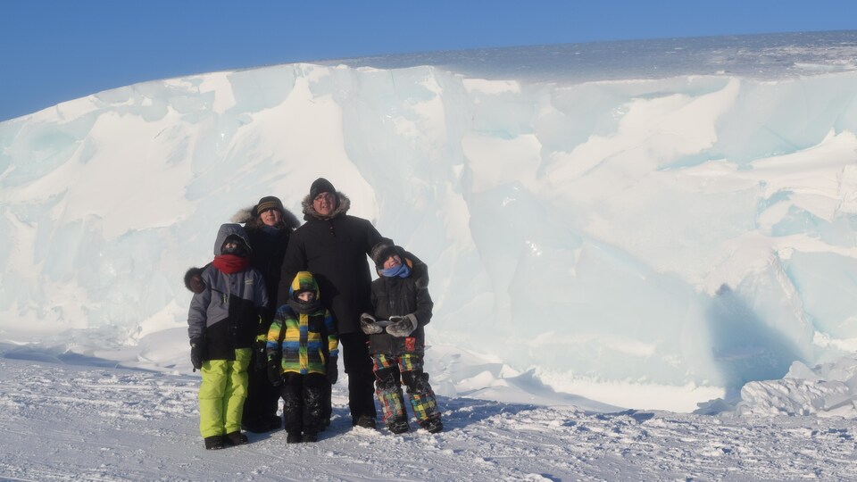 La famille Déziel devant un glacier l'hiver. 