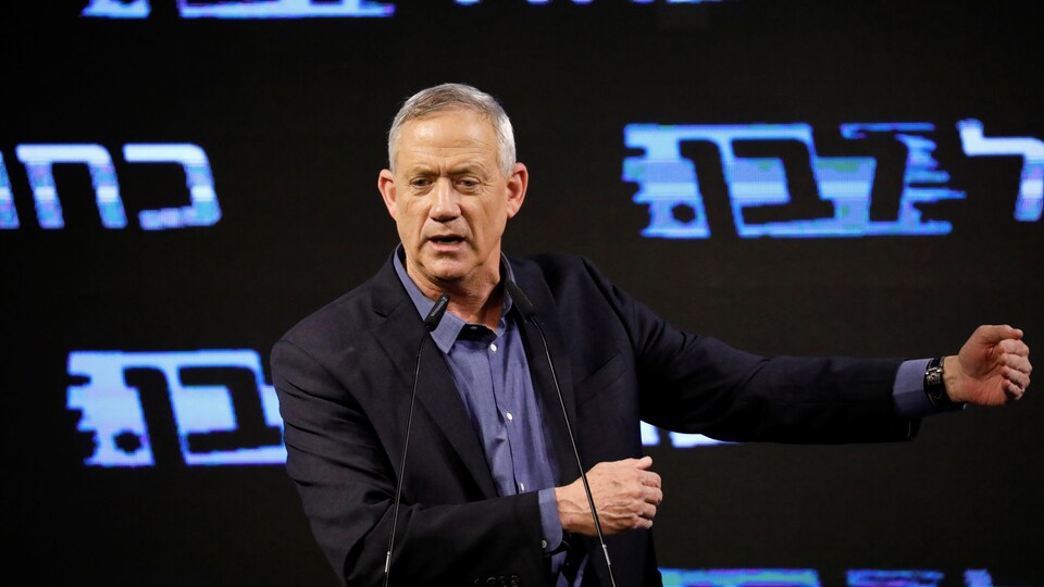 Un homme politique prononce un discours.