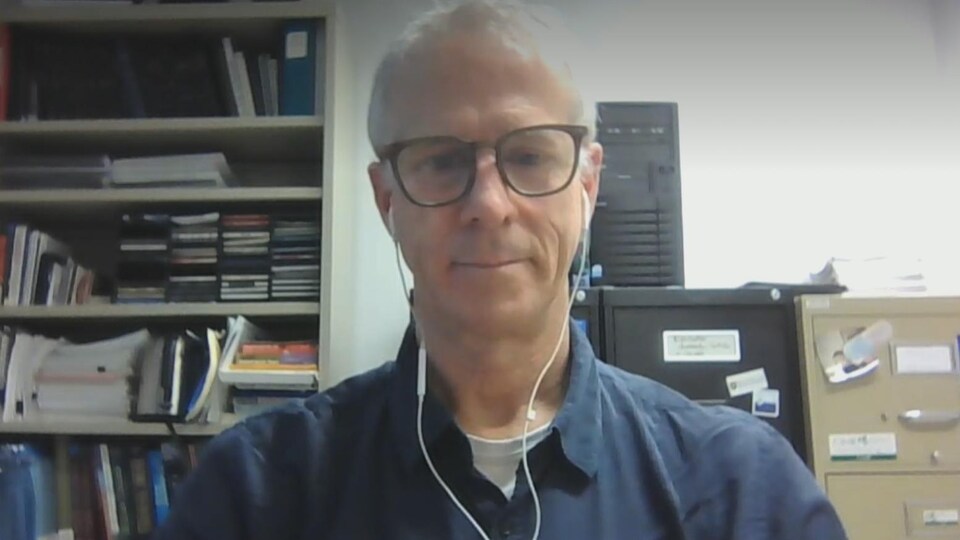 Benoit Barbeau, professor in the Department of Biological Sciences at UQÀM and specialist in virology.
