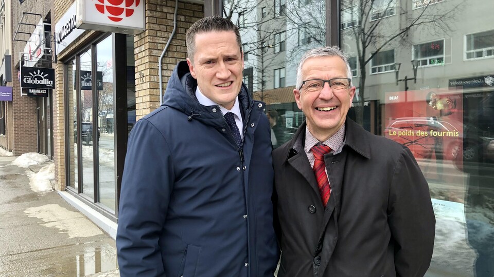 Benoit Charette et Daniel Bernard près des locaux de Radio-Canada au centre-ville de Rouyn-Noranda.