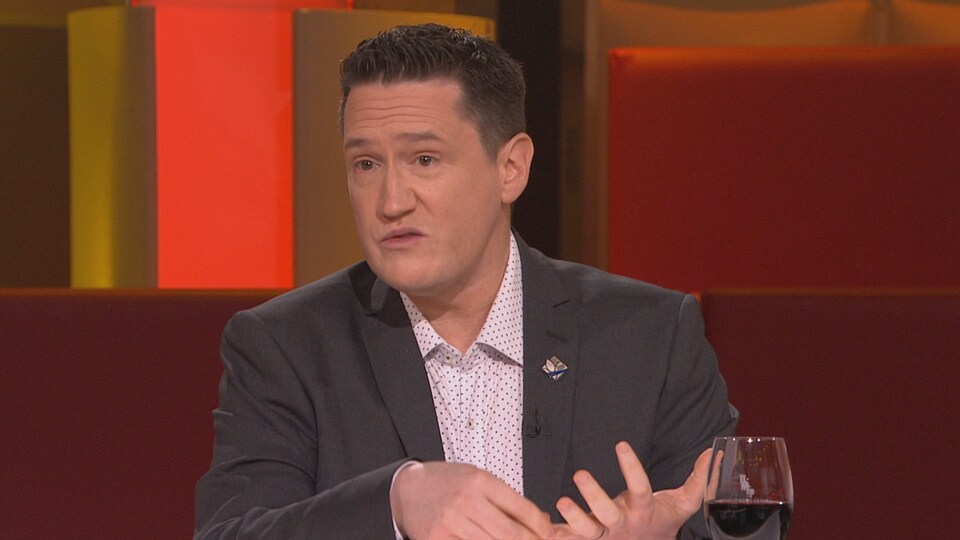 Il est sur le plateau de Tout le monde en parle.