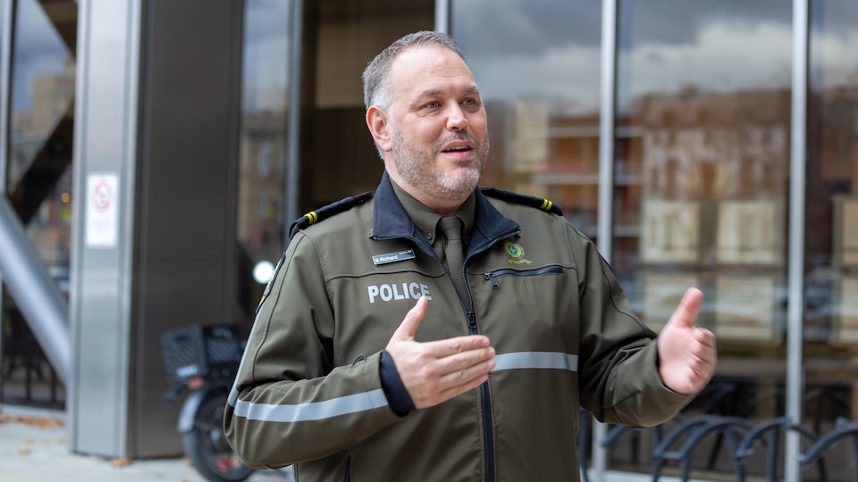 Benoît Richard discute avec notre journaliste devant les bureaux de la Sûreté du Québec à Montréal.