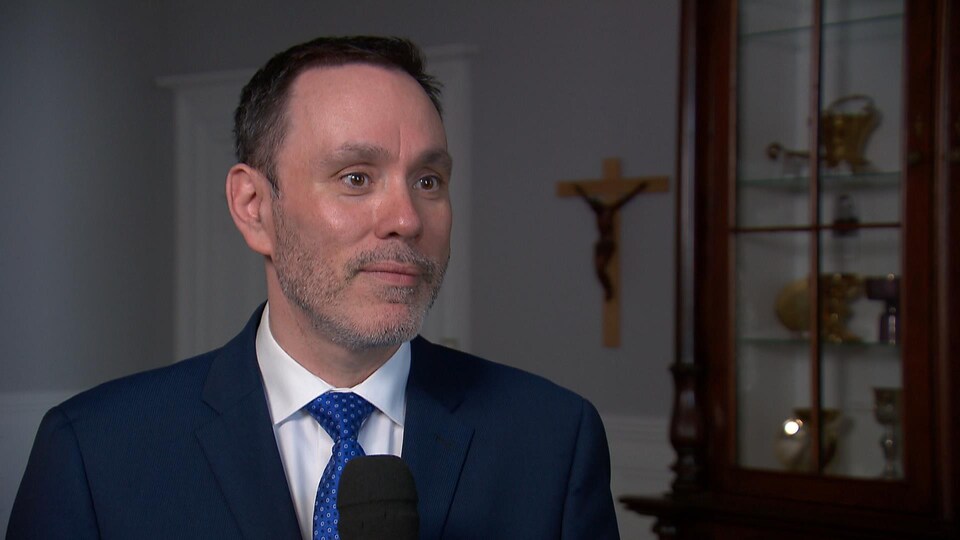Benoit Thibault accorde une entrevue à Radio-Canada à l'intérieur de la résidence de l’archevêché de Québec