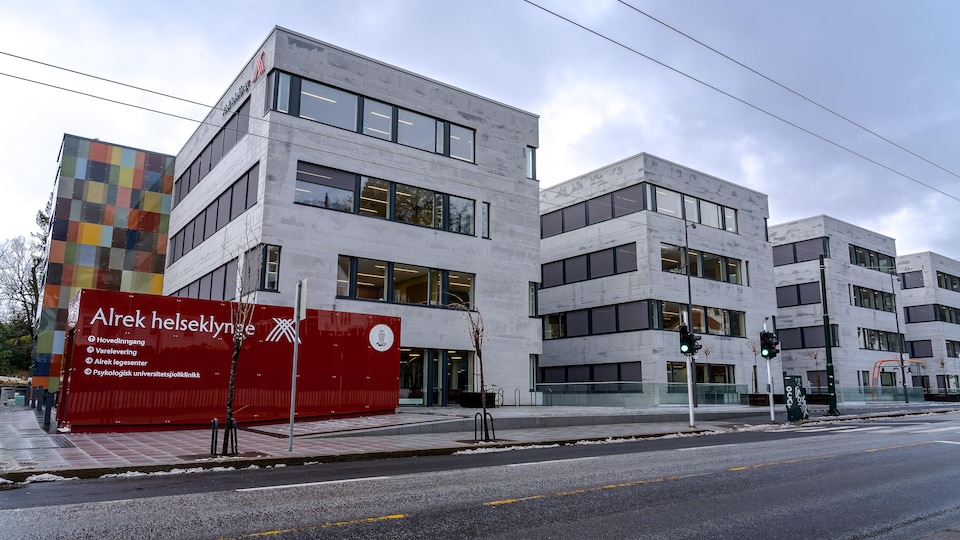 L'extérieur du bâtiment de la Clinique et centre de recherche en médecin familiale de Bergen.