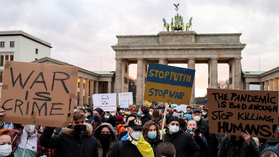 Manifestants à la porte de Brandenbourg, à Berlin.  
