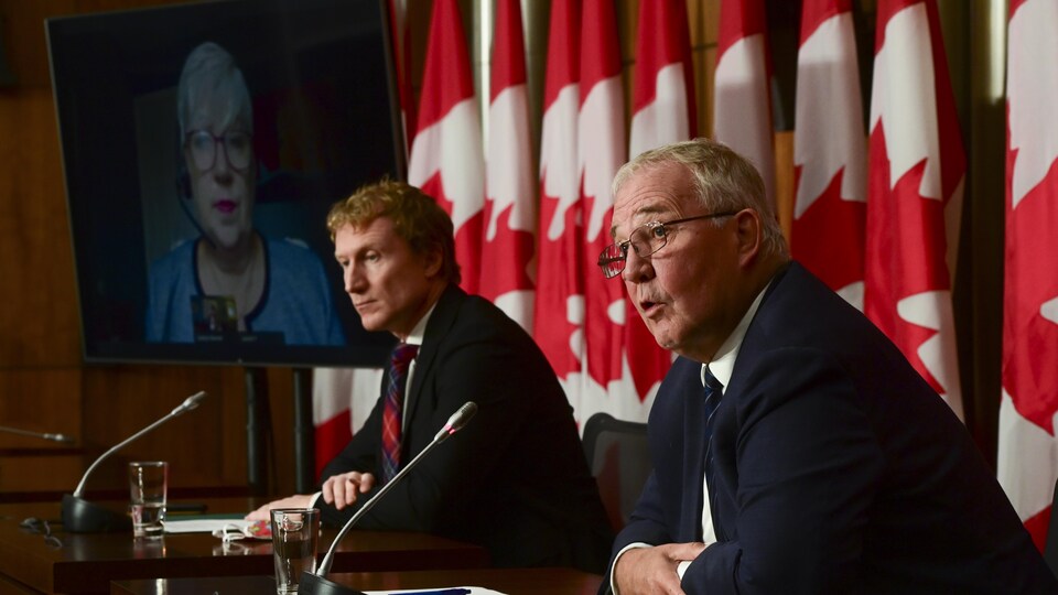 Bernadette Jordan, Bill Blair et Marc Miller lors une conférence de presse à Ottawa, le 19 octobre 2020.