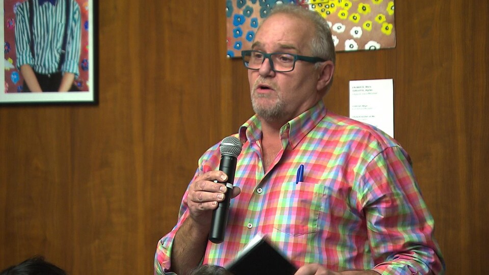 Plan moyen de Bernard Bohmert qui parle, un micro à la main.