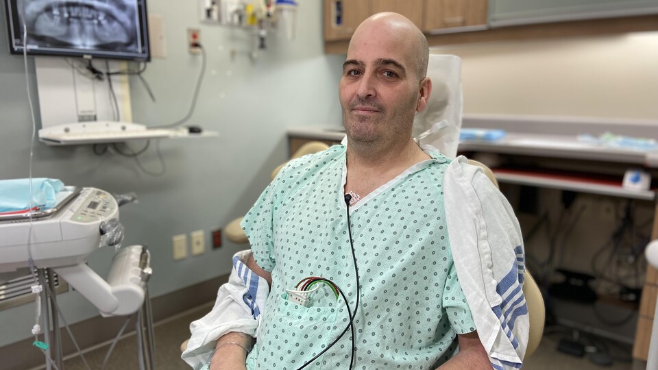 Bernard Noël habite à Gaspé. Il est en attente d’une greffe du cœur depuis le mois de décembre. Il avait besoin de soins buccodentaires importants et coûteux pour avoir accès à une greffe et éviter des risques de complications. 