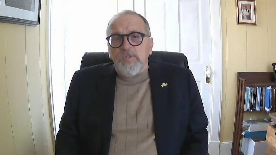 Bernard Thériault en entrevue par webcam.