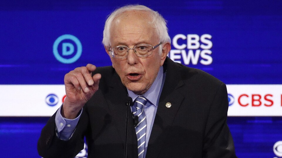 Bernie Sanders prend la parole lors d'un débat.