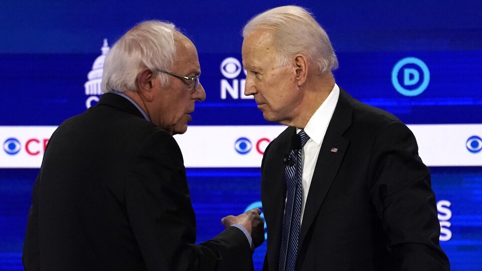 Bernie Sanders et Biden se regardent face à face. 