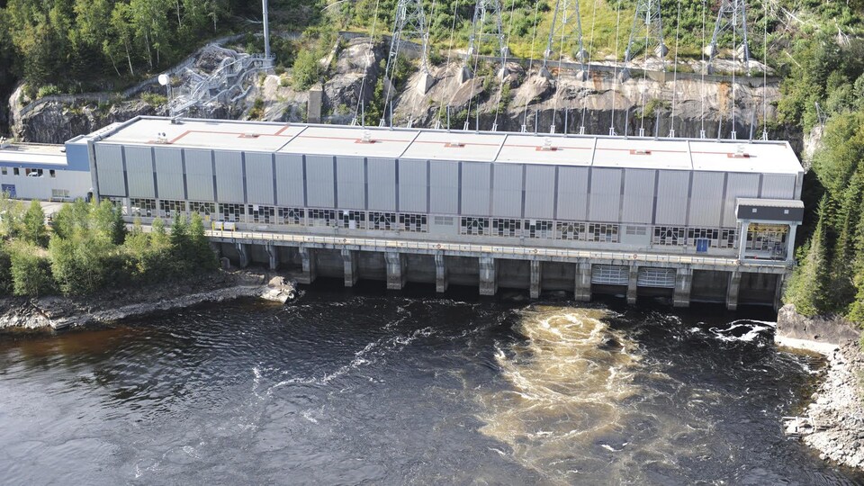 La centrale hydroélectrique de Bersimis-2 vue en plongée.