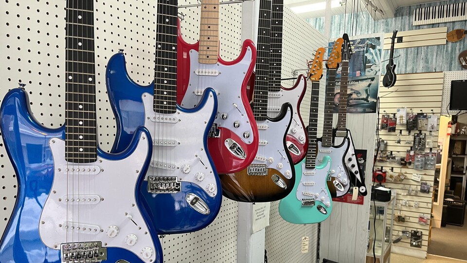 Guitares au mur.