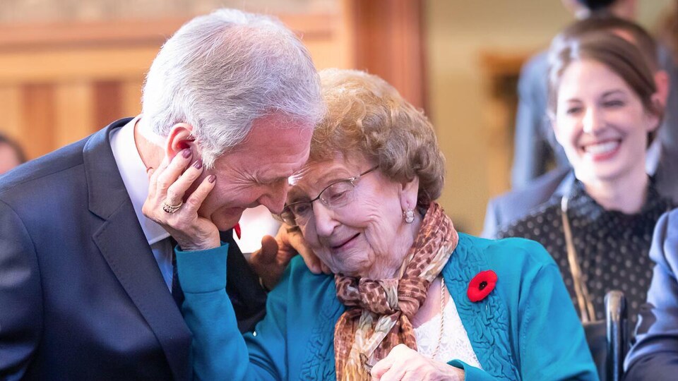 Le premier ministre du Nouveau-Brunswick, Blaine Higgs, accompagné de sa mère, Bertha Higgs.
