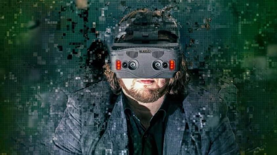 Œuvre pixélisée montrant un homme, assis, portant un casque de réalité virtuelle. 